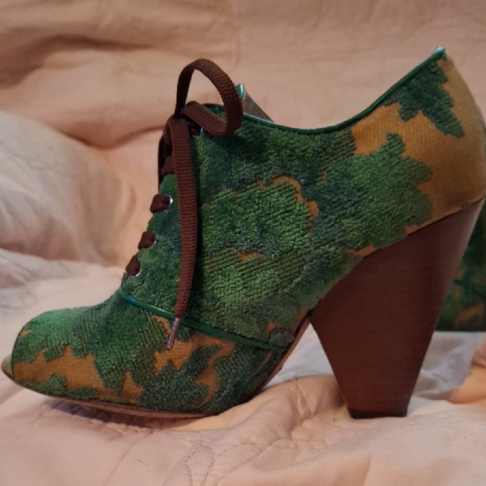 Dolce & Gabbana Green and Tan Lace-Up Heels - Picture 8 of 16